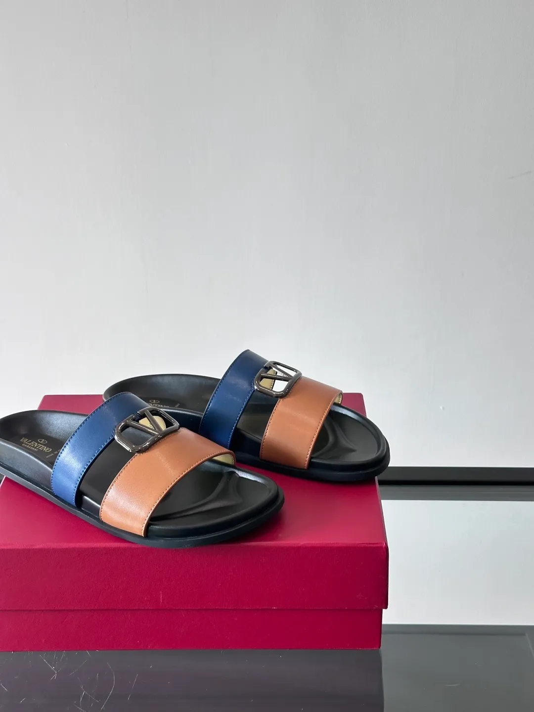 Men's shoes 💰p320 "VALENTINO" Valentino Men's 🧍‍♂️ Spring and summer new style metal rivet flat slippers, elegant sandals, the same style worn by celebrities, original molding, imported calfskin. Rubber outsole. Soft and durable, full set of counter packaging size: 39-44 (customized at 38.45.46)